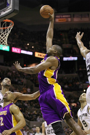 Andrew Bynum vs. Spurs - 12.28.10