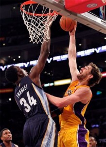 Pau Gasol dunks over Hasheem Thabeet.