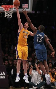 Pau Gasol lays in two against Wizards.