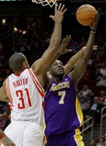 Lamar Odom drives past Shane Battier.