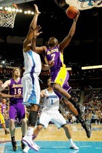 Lamar Odom lays up two against Hornets.