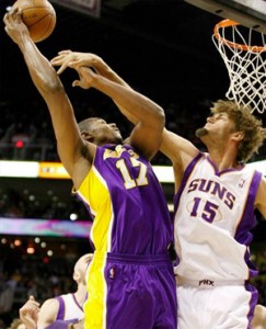 Andrew Bynum throws in two against Suns.