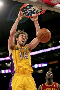 Pau Gasol slams home two against Cavs.