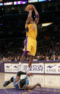 Kobe Bryant takes shot against Hornets.