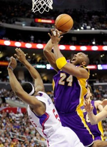 Kobe Bryant goes up for two against Clippers.