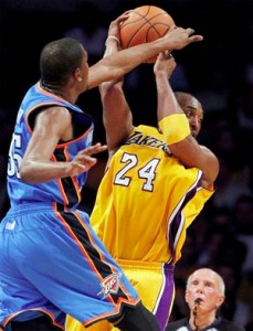 Kobe Bryant looks to pass against Thunder.