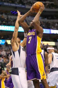 Lamar Odom goes up for two against Mavericks.