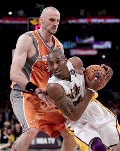 Kobe Bryant drives to basket against Suns.