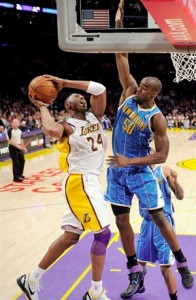 Kobe Bryant drives hard to the basket against Hornets.