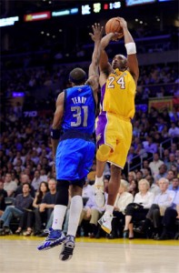 Kobe takes a jumper against the Mavericks.