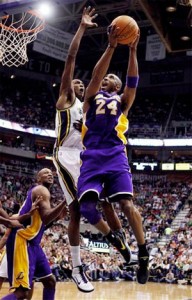 Kobe Bryant drives to the basket against the Jazz.