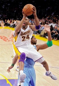 Kobe Bryant forcing his way for a shot against Nuggets.