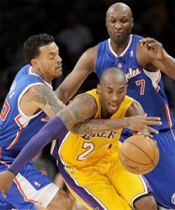 Kobe Bryant battles through double-team against Clippers.